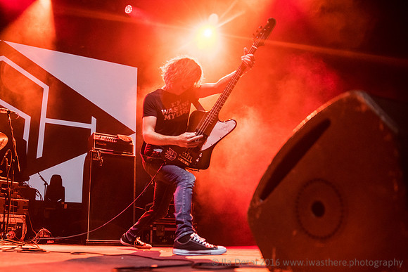 Ash Supoort Weezer @ Wembley Arena 28/10/2017