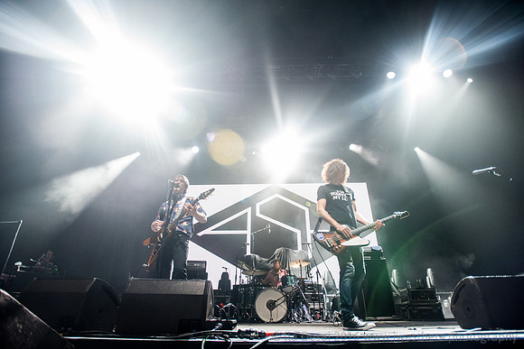 Ash Supoort Weezer @ Wembley Arena 28/10/2017