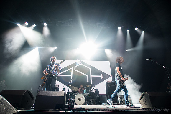 Ash Supoort Weezer @ Wembley Arena 28/10/2017