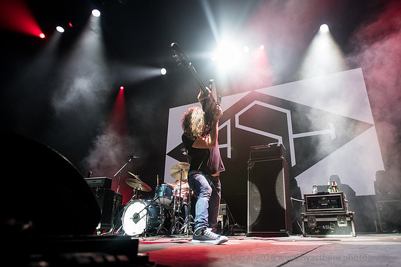 Ash Supoort Weezer @ Wembley Arena 28/10/2017
