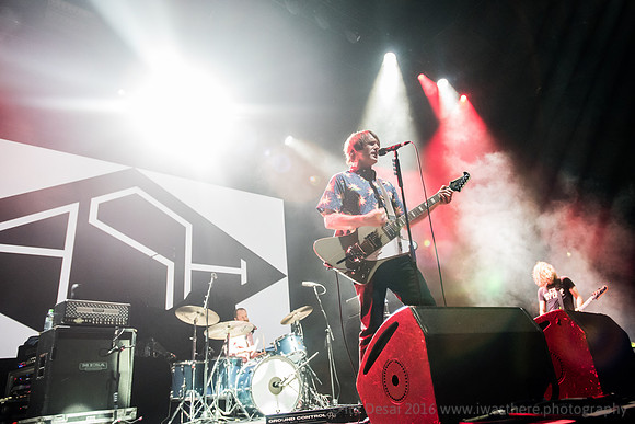 Ash Supoort Weezer @ Wembley Arena 28/10/2017