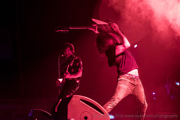 Ash Supoort Weezer @ Wembley Arena 28/10/2017